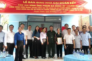 Bàn giao nhà Đại đoàn kết cho người dân khó khăn