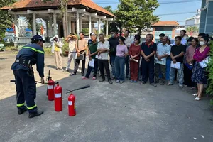 Tiểu thương phường Đông Hòa tham gia tập huấn phòng cháy chữa cháy