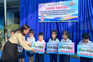 Đại diện Hội LHPN phường Thuận Giao trao học bổng cho học sinh