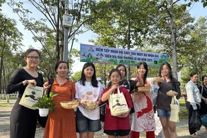 Mang rác đến, rinh quà về 