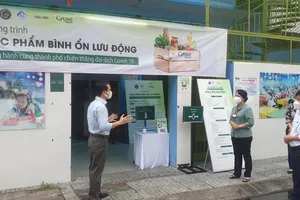 Bí thư Quận ủy quận 1, TPHCM Trần Kim Yến trao đổi với Giám đốc Grove Fresh tại buổi khai trương