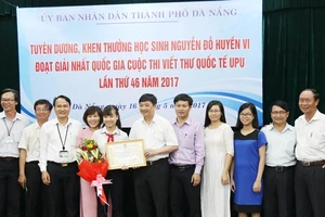 Lãnh đạo UBND TP Đà Nẵng tặng bằng khen và tiền thưởng cho em Nguyễn Đỗ Huyền Vi 