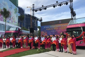 Cắt băng khai trương tuyến xe buýt Coco Bus Tour 