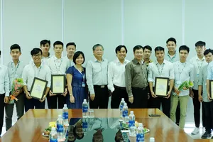 Các tác giả, nhóm tác giả đoạt giải cuộc thi "Ý tưởng trang trí hoa và điện chiếu sáng phục vụ Tết 2018"