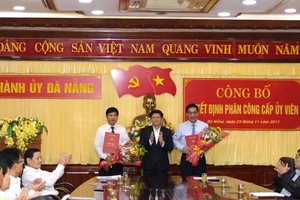 Phó Bí thư Thành uỷ Võ Công Trí trao quyết định và tặng hoa cho ông Lương Nguyễn Minh Triết và Đào Tấn Bằng 