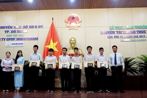 Các em học sinh đoạt giải thưởng khuyến tài Huỳnh Thúc Kháng năm học 2017-2018