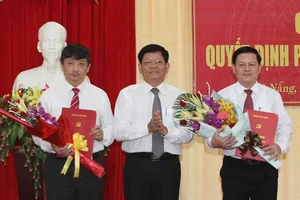 Ông Võ Công Trí, Phó Bí thư Thành ủy Đà Nẵng trao quyết định cho ông Đặng Việt Dũng (trái) và ông Trần Đình Hồng (phải)