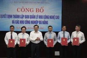 Ông Huỳnh Đức Thơ, Chủ tịch UBND TP Đà Nẵng trao quyết định bổ nhiệm ban lãnh đạo của BQL