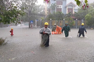 UBND quận Hải Châu huy động lực lượng và phao cứu sinh đến khu vực phường Hòa Thuận Tây để đưa dân ra khỏi vùng nguy hiểm