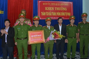 Bí thư quận ủy và Chủ tịch UBND quận Liên Chiểu khen thưởng ban chuyên án