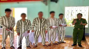 Đại tá Lê Tấn Hùng, Giám thị Trại tạm giam Công an TP Đà Nẵng đọc và trao quyết định cho các phạm nhân được tha tù trước thời hạn có điều kiện