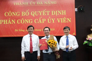 Ban tổ chức Thành ủy Đà Nẵng công bố quyết định phân công ông Vũ Quang Hùng về làm Bí thư Quận ủy Liên Chiểu