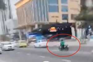 Người phụ nữ tự ý dắt xe du khách đưa ra để giữa đường (trong vòng tròn đỏ) gây phản cảm