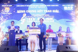 Thí sinh Nguyễn Thị Phương Thanh – đơn vị THPT Phan Châu Trinh xuất sắc đạt giành giải nhất My Music – Tỏa sáng đam mê năm 2019