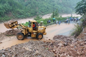 Đường Hồ Chí Minh qua huyện Đakrông, tỉnh Quảng Trị có hơn 23 điểm sạt lở gây ách tắc giao thông