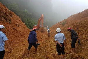 Đơn vị quản lý đường bộ đã cho hàng loạt máy múc lên để dọn dẹp, thông tuyến nhưng do khối lượng đất đá bị sạt lở lớn cùng với nhiều điểm nên không thể đẩy nhanh tiến độ