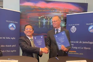 Ông Trần Nam Hưng, Phó Chủ tịch UBND TP Đà Nẵng và ngài Édouard Philippe, Thị trưởng thành phố Le Havre, đã ký kết Bản ghi nhớ thiết lập quan hệ hợp tác, hữu nghị giữa hai thành phố