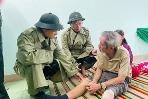 Thượng tướng Phạm Trường Sơn, Phó Tổng Tham mưu trưởng Quân đội nhân dân Việt Nam thăm hỏi người dân trú bão tập trung tại trụ sở UBND xã Phổ Minh cũ, phường Đức Phổ, tỉnh Quảng Ngãi