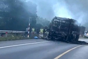 8月1日上午，罗山-粹鸾高速公路上客车火警现场。