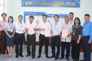 三胜坊人委会向民众签发土地使用权证书。