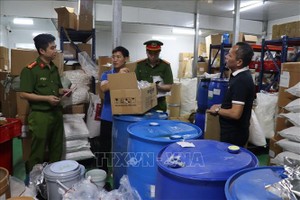 职能力量检查Gold Care产品加工原料仓库。