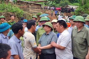 政府总理前往奠边慰问受洪涝灾害影响民众