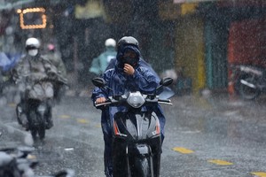 南部地区白天晴朗，傍晚出现雷雨。北部地区白天酷热，下午出现大雨。