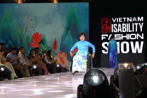 2025年越南残疾人时装秀表演一幕。