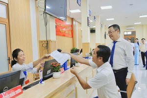 在两级政府模式下，乡人委会文化社会科负责执行教育任务。