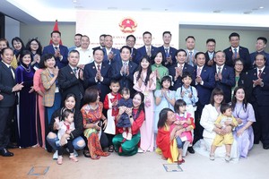 国家主席梁强偕夫人一行与越南驻安哥拉大使馆工作人员和旅安哥拉越南人社群代表合影。