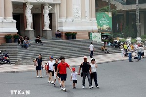 游客在蓝山广场漫步。