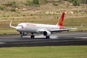 富国太阳航空公司的首架空客A321飞机降落在富国机场。