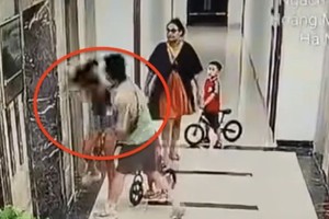 Sky Central公寓监控摄像头拍下的一名男子袭击女子的画面。