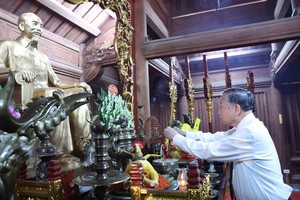 党中央总书记苏林在宣光省革命前辈纪念区敬香。