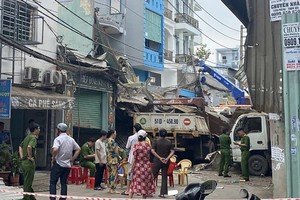 爆炸后，两栋房屋的铁皮屋顶和结构受损。