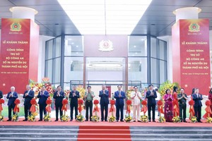 苏林总书记、公安部长梁三光以及代表进行剪彩仪式。