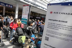 大量旅客受到罢工和航班取消影响，被迫滞留。