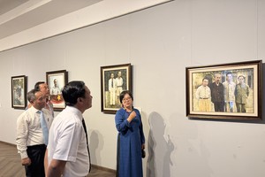 领导和代表参观专题展览。