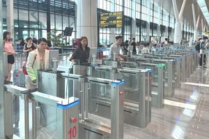 乘客通过人脸识别技术办理安检手续。