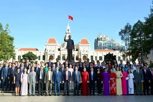 向胡志明主席雕像献花，庆祝越南外交部门成立80周年