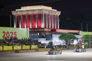 首次在巴亭广场进行综合演练。