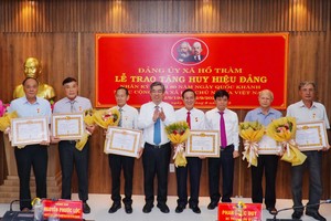 胡志明市市委副书记、市越南祖国阵线委员会主席阮福禄与党员们合影。