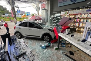 汽车失控冲进CellPhoneS手机店现场。