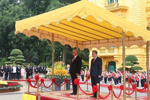 苏林总书记主持欢迎仪式。