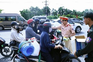 在 51 号国道上的泰国三岔口，交警向民众分发瓶装水。