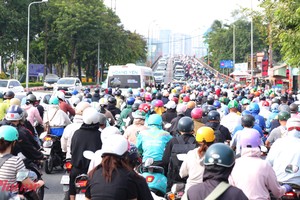 通往胡志明市中心的道路交通拥堵，使多人感到疲惫。