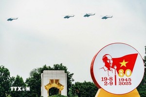 直升机编队飞越河内巴亭广场。