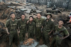 演员们在后台的微笑。