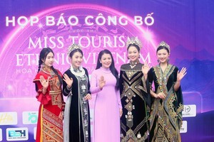 组委会代表与多位佳丽共同启动2025年越南民族旅游小姐大赛。