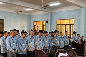 一条跨省制售武器链37名被告受审